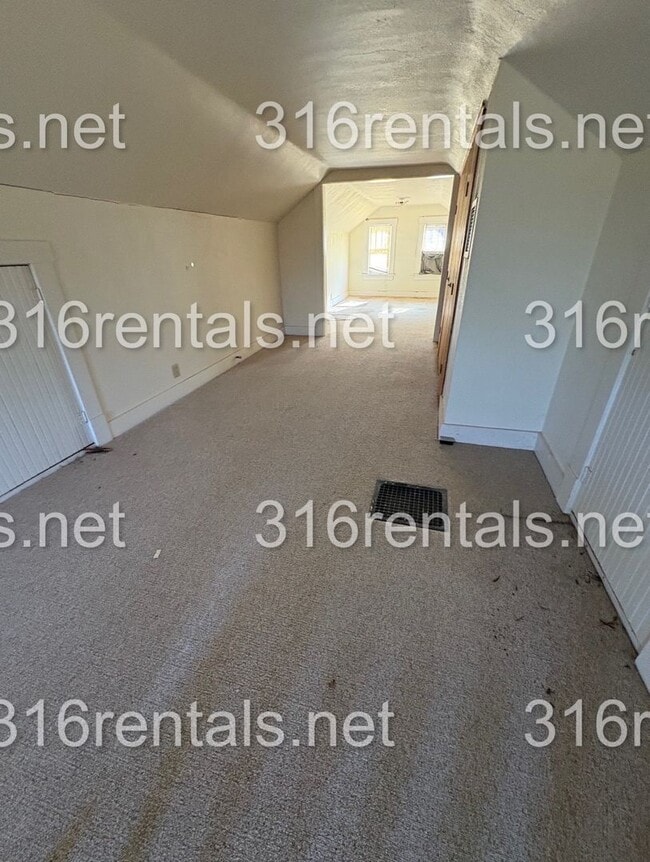 Building Photo - $995 - 3 bed 1 bath - Single Family Home