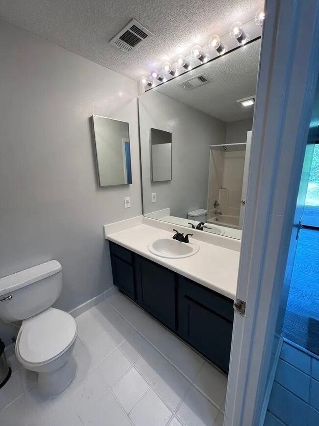 Building Photo - 1000 Stonegate Dr