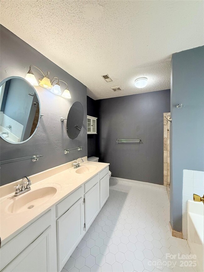 Building Photo - 6924 Long Needles Dr