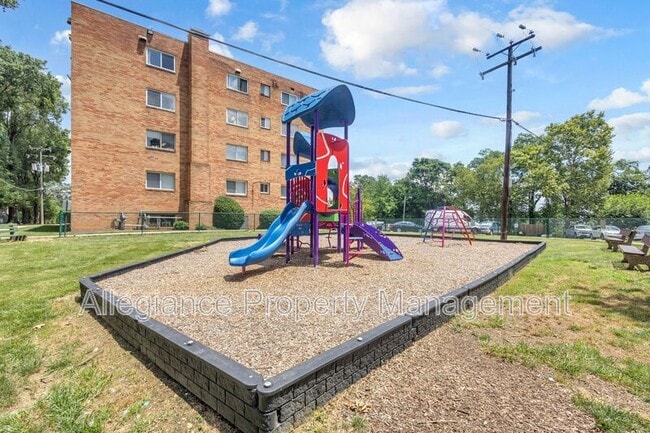 Building Photo - 5111 8th Rd S