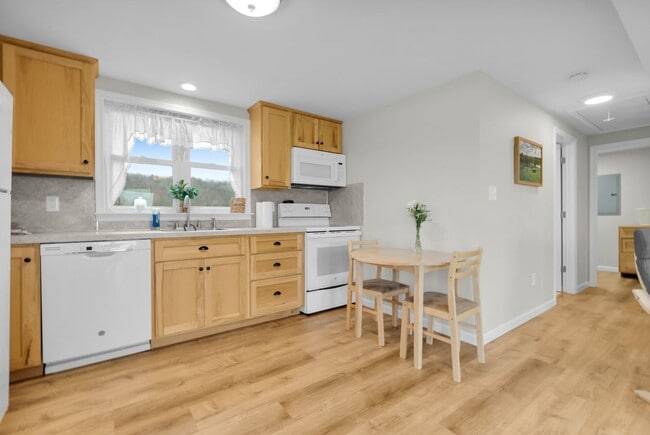 Building Photo - Fully Furnished Bright & Comfortable 1-Bedroom Cottage Available for Rent