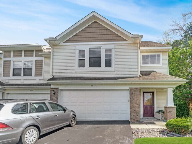 Building Photo - 3 Bedroom End Unit Townhome Available Sept...