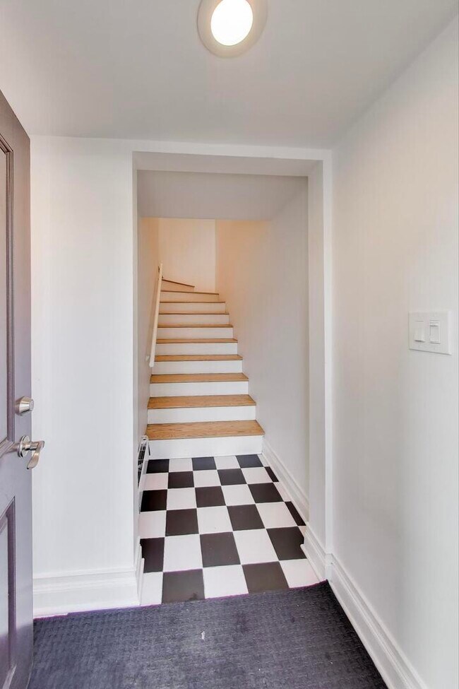 Building Photo - 1402 N La Salle Dr