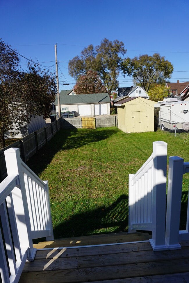 Building Photo - New modern 2 bed / 1 bath with fenced yard...