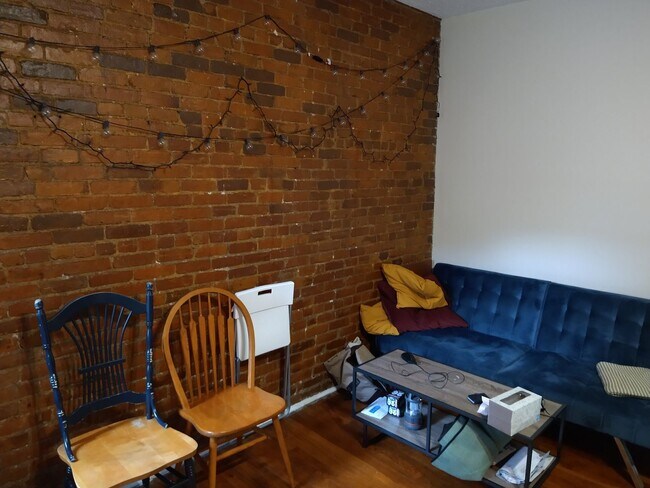 Building Photo - 2BR 1Bth unit. Heat/Hot Water included. Great location! Right on Green Line