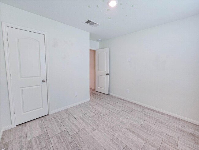 Building Photo - 332 Lone Mountain Dr
