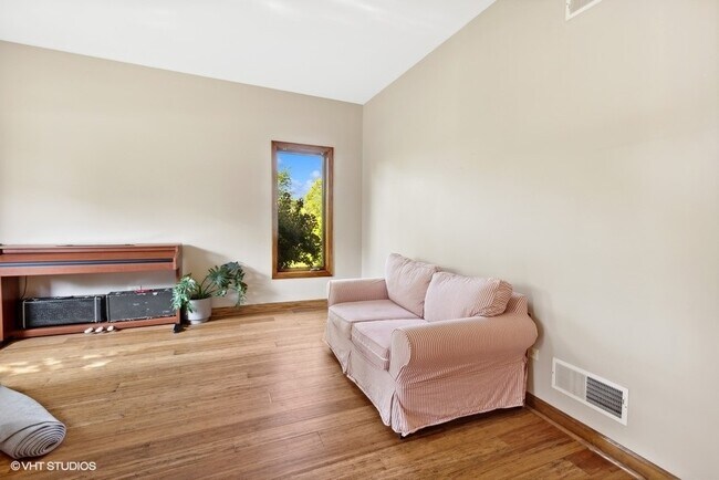 Building Photo - 905 Shelly Ln