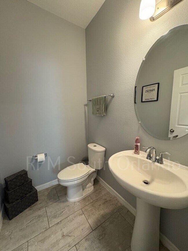 Building Photo - Spacious 5-Bedroom Pool Home for Rent in H...