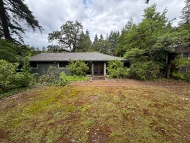 Building Photo - Charming, Spacious, Updated Home in Lake Oswego!