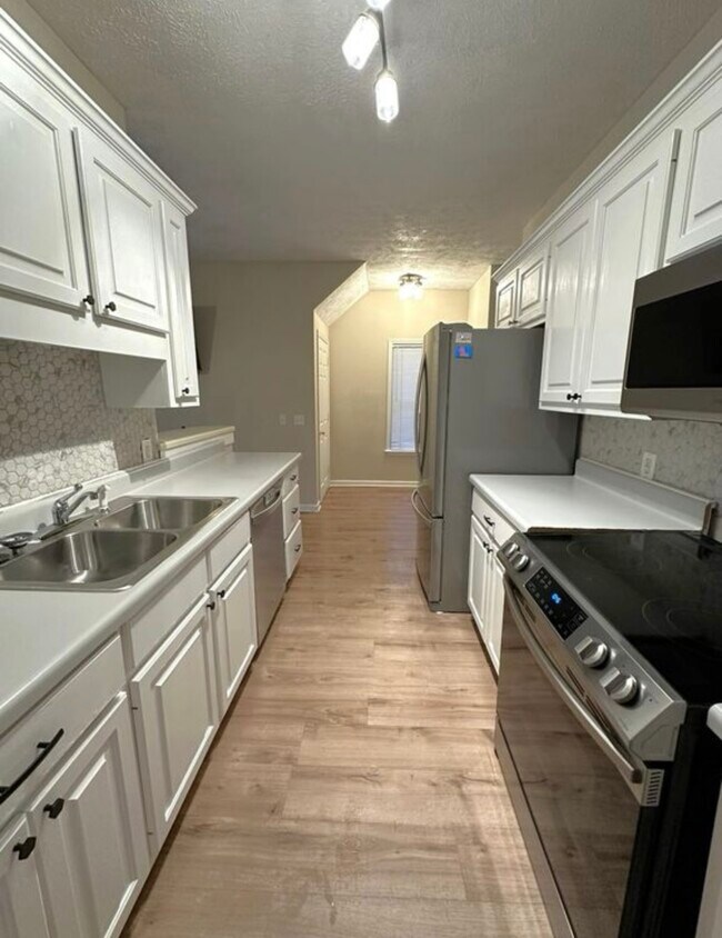 Building Photo - 105 Tomlinson Dr