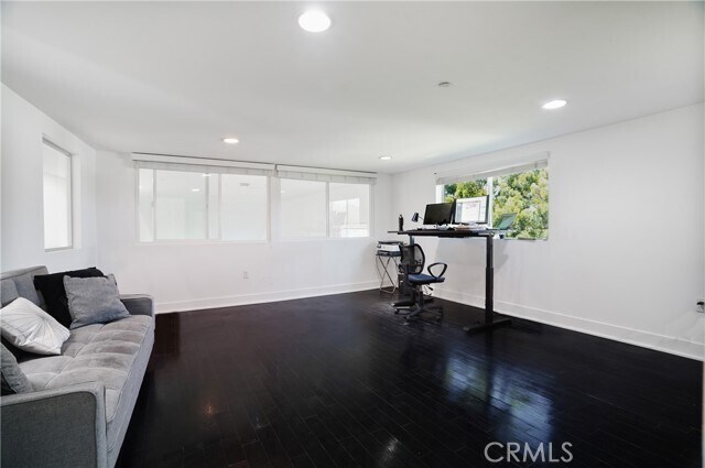 Building Photo - 12837 Moorpark St