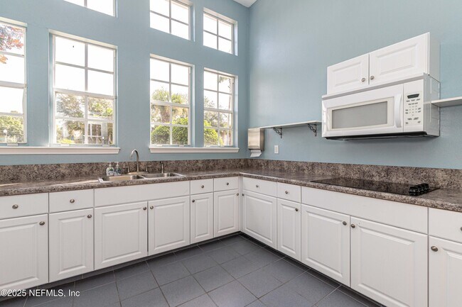 Building Photo - 10550 Baymeadows Rd