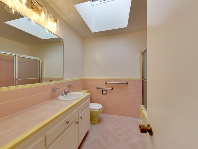 Building Photo - 4BR Home with Jaw-Dropping Views, Garage, ...