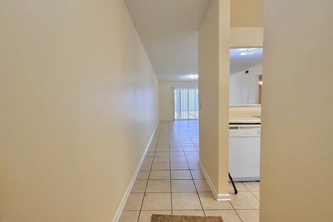 Building Photo - 910 Brett Dr