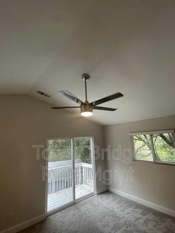 Building Photo - 737 Cresta Ct