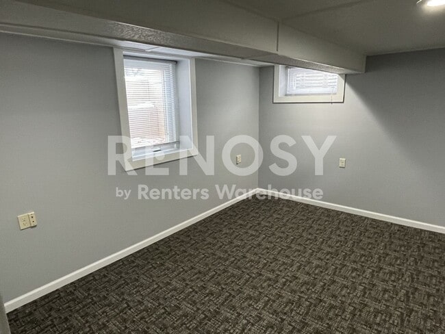 Building Photo - 4BD/2BA in Newport Available Now!