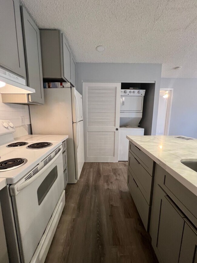 Building Photo - Upstairs Corner Unit 1 Bedroom/1 Bath Town...