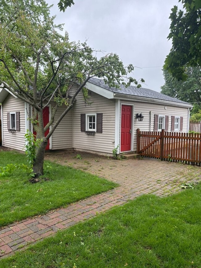 Building Photo - Great House in a great location!