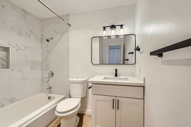 Building Photo - Spacious 1bed/1bath Apartment in West Seat...