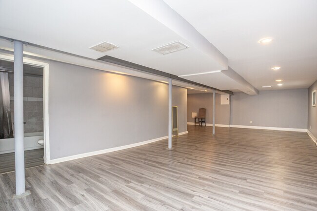 Building Photo - 9111 S Kingston Ave