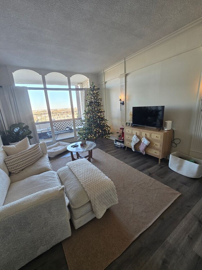 Building Photo - 14L