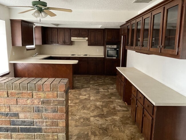 Building Photo - 3 bed, 2 bath, 2 car garage