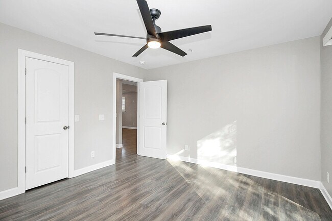 Building Photo - 4044 Dinglewood Ave