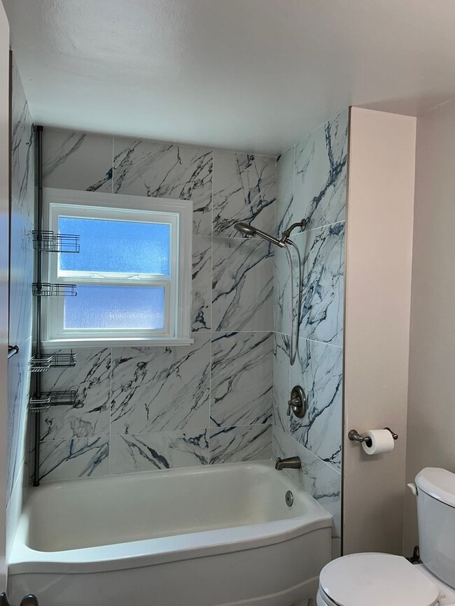 Building Photo - 4BR - West Seattle w/ 2 Kitchens. Landscaping Included!