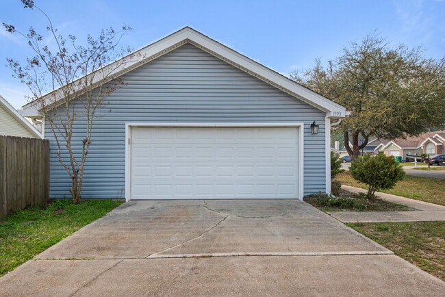 Building Photo - 1908 Heartland Dr