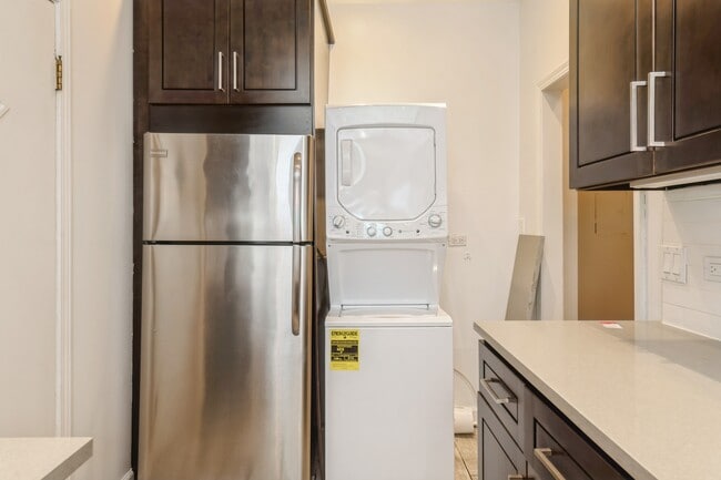 Building Photo - 1327 W Addison St