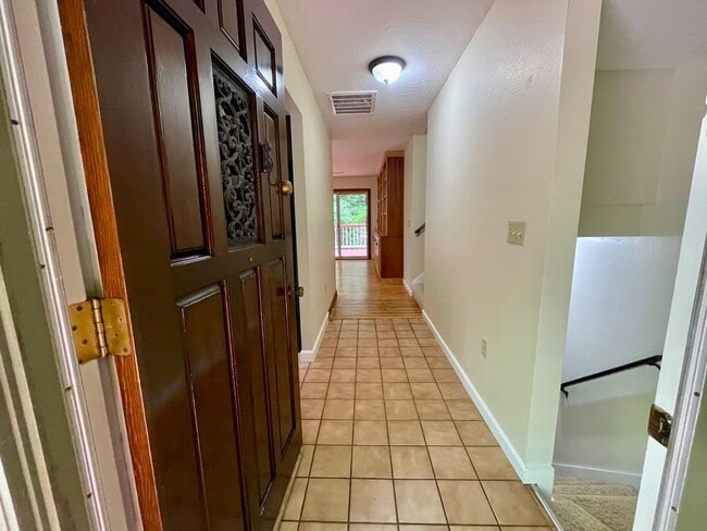 Building Photo - 4 bed, 3 bath split-level home in a private, forested setting (Bayside)