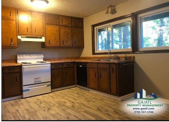 Building Photo - Spacious home in Stone Mountain with sunroom