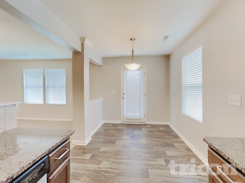 Building Photo - 1711 Sawtooth Ct