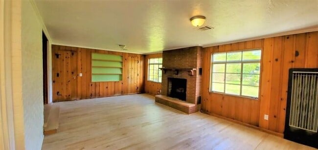 Building Photo - 3 Bed 1.5 Bath 2 car garage in Nichol's Hi...