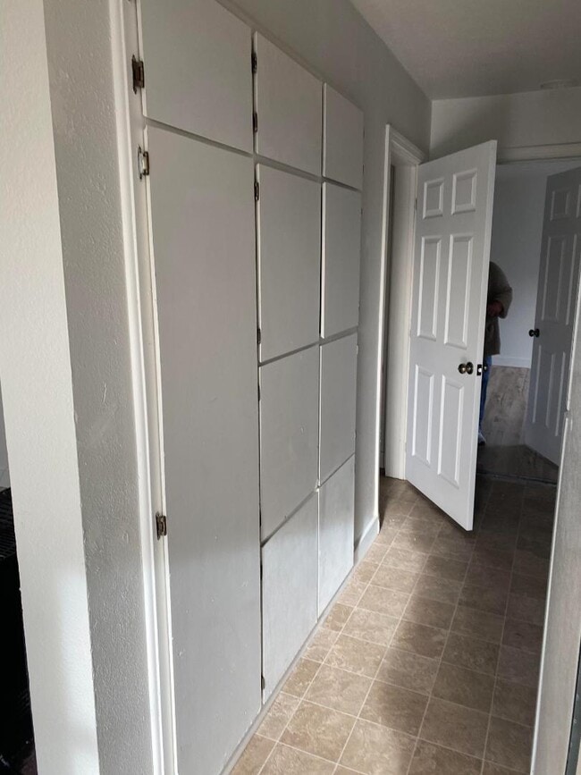 Building Photo - 2205 Oak Ave