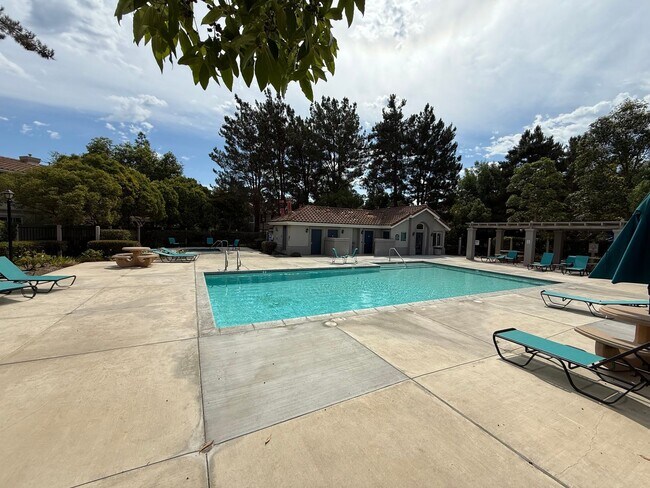 Building Photo - Cute Townhome near Camarillo High School