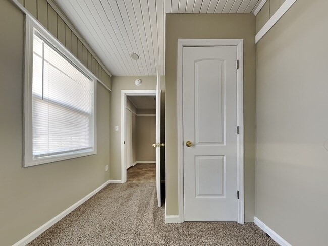 Building Photo - 481 Iota Ave S