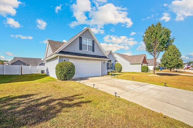 Building Photo - Good size home East of Raeford