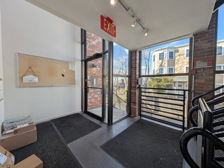 Building Photo - 10 Roberts St