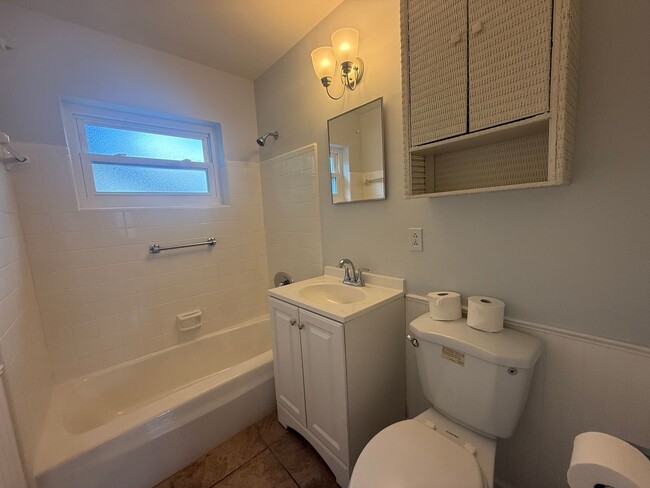 Building Photo - 3 Bedroom 2 Bathroom Updated Deltona Home GREAT Location Available IMMDEIATELY!!