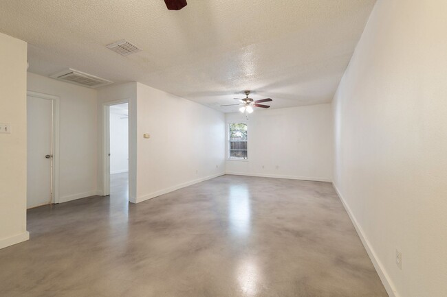 Building Photo - 5612 William Holland