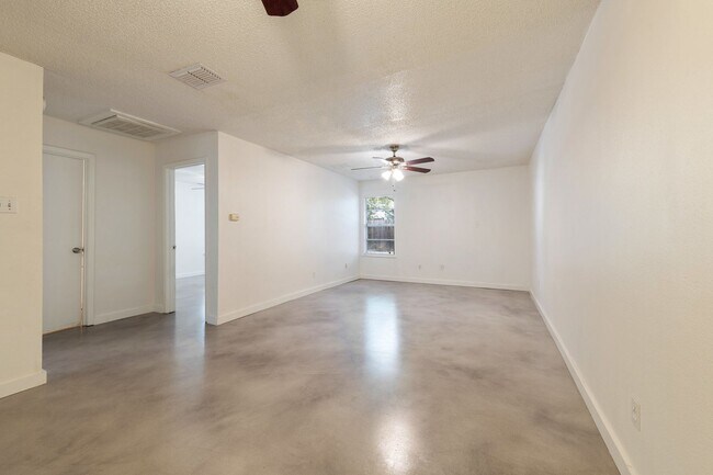 Building Photo - 5612 William Holland Ave