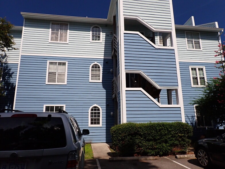 Front of building, first floor accessible access. - 4240 Wilshire Blvd