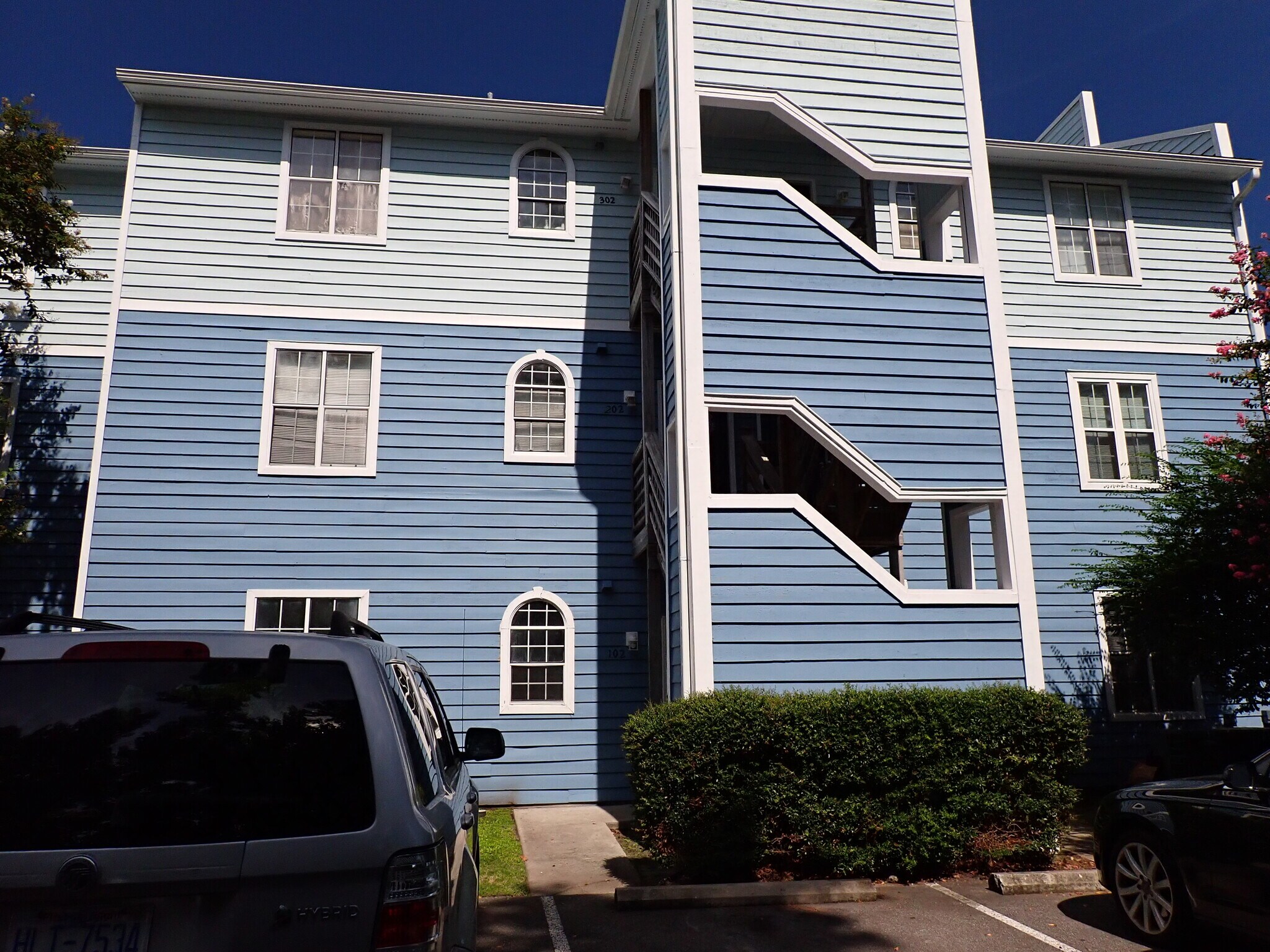 Front of building, first floor accessible access. - 4240 Wilshire Blvd