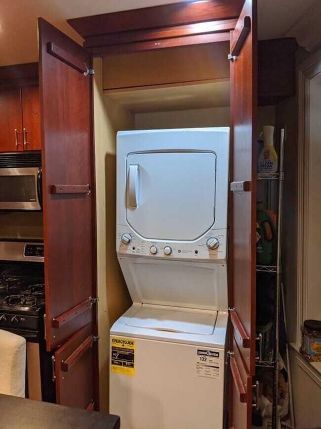 Building Photo - SEPTEMBER 1 North End 2 bedroom