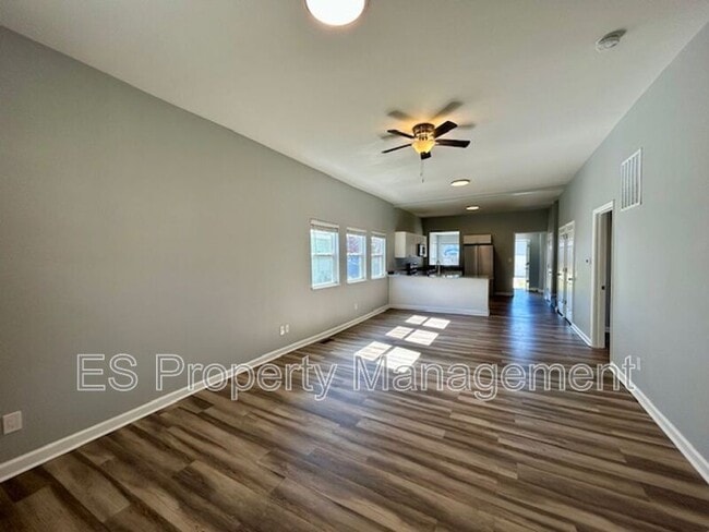 Building Photo - 838 N Temple Ave