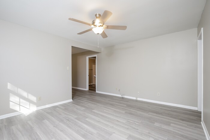 Building Photo - 2616 Shady Lawn Dr