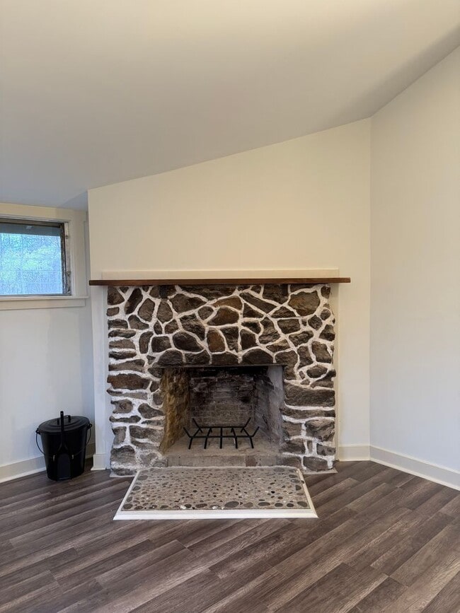 Building Photo - One Bedroom House W/2 Car detached Garage- located in Upper Bucks County