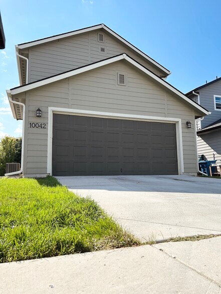 Building Photo - 10042 W Smoke Ranch Dr