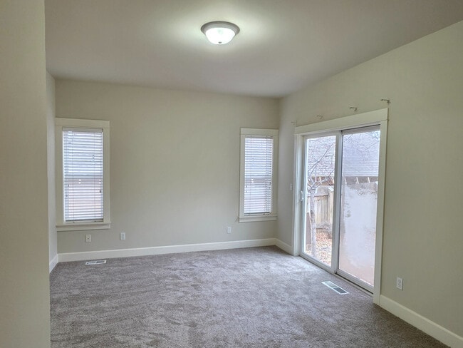 Building Photo - 2423 NW Awbrey Rd